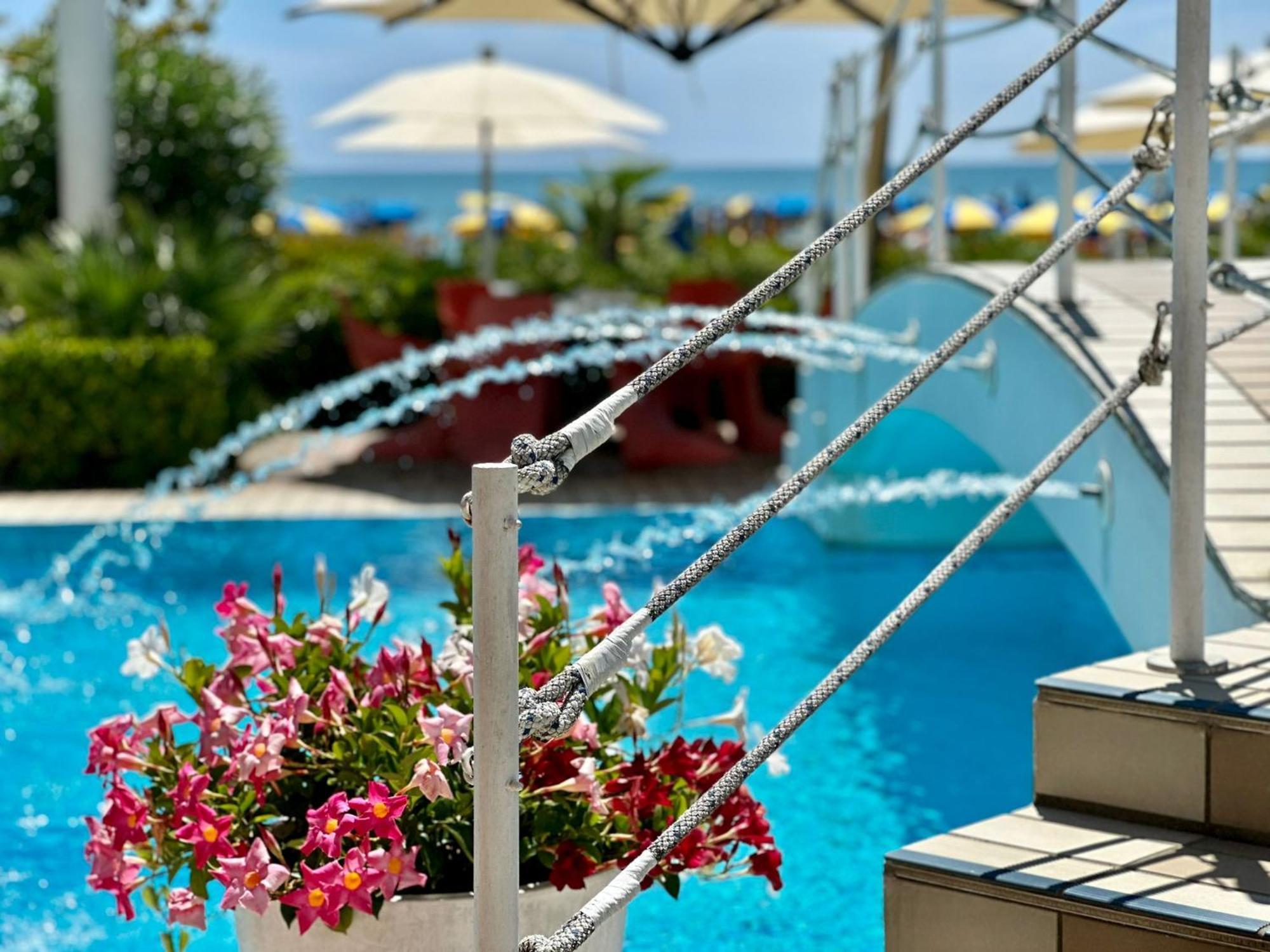 Ruhl Beach Hotel & Suites リド・ディ・イエゾロ エクステリア 写真