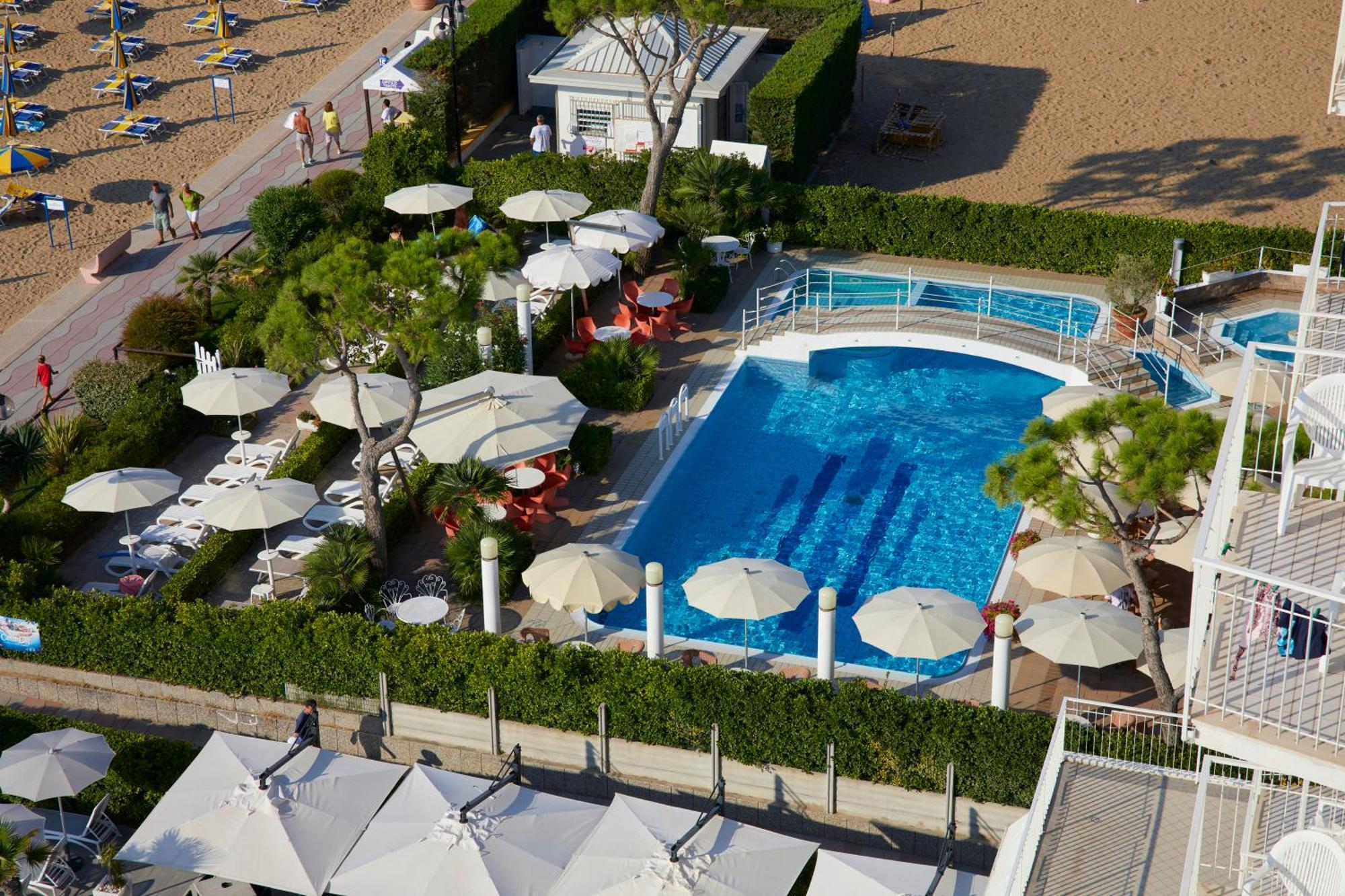 Ruhl Beach Hotel & Suites リド・ディ・イエゾロ エクステリア 写真