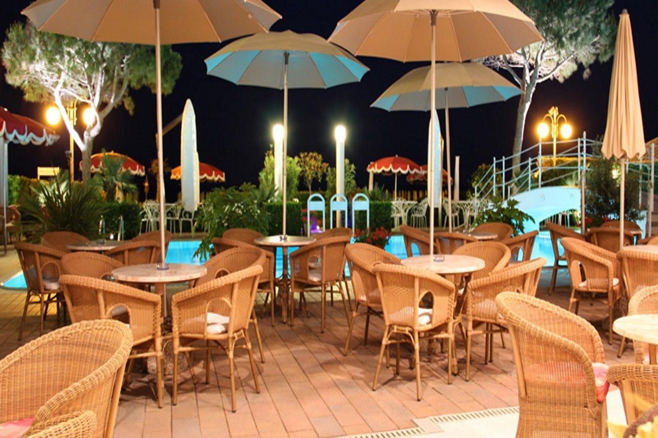 Ruhl Beach Hotel & Suites リド・ディ・イエゾロ エクステリア 写真